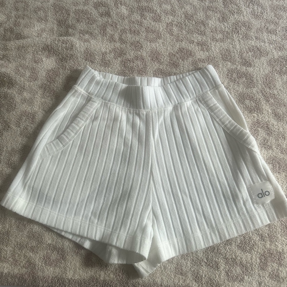 Alo Yoga Ribbed Take Comfort Shorts in Cream - Size Small - Lightly Worn